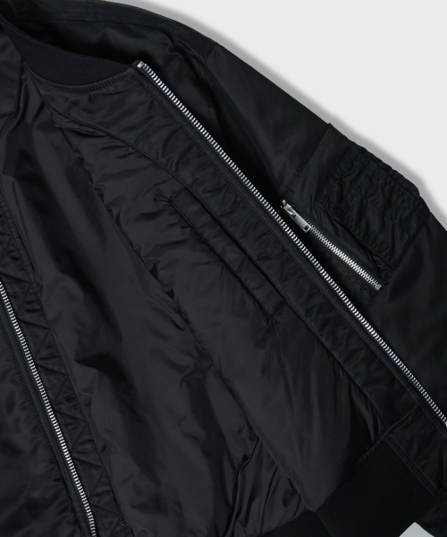 MUSINSA STANDARD（ムシンサスタンダード）の「ショートMA-1ボマージャケット[ブラック]（ブルゾン・メンズ・その他・MEDIUM/LARGE/X-LARGE/XX-LARGE）」の3枚目の写真