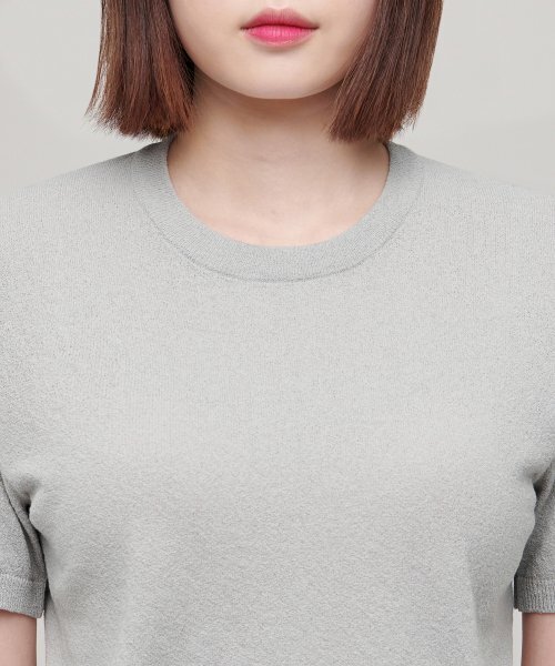 MUSINSA STANDARD WOMAN（ムシンサスタンダードウーマン）の「レディースクレープクルーネック半袖ニット[ライトグレー]（ニット/セーター・レディース・その他・X-SMALL/LARGE/MEDIUM）」の4枚目の写真