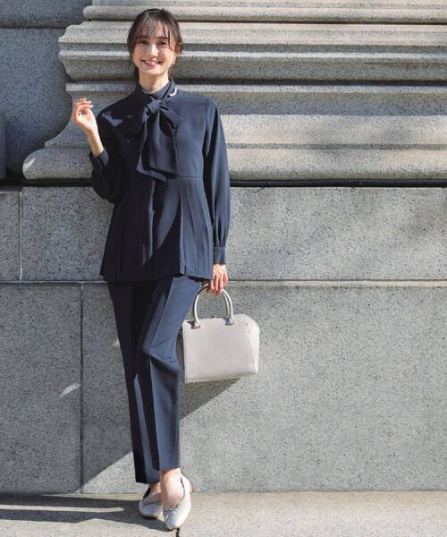 grove（グローブ）の「【マシンウォッシュ/防シワ/UVカット】裾プリーツ取り外しボウタイブラウス（シャツ/ブラウス・レディース・ネイビー/ブラック/オフホワイト・02/03/05/04/01）」の18枚目の写真