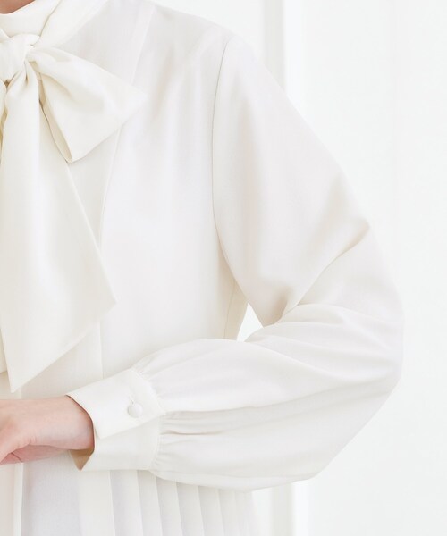grove（グローブ）の「【マシンウォッシュ/防シワ/UVカット】裾プリーツ取り外しボウタイブラウス（シャツ/ブラウス・レディース・ネイビー/ブラック/オフホワイト・02/03/05/04/01）」の12枚目の写真