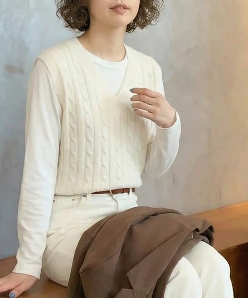 cammie(キャミー)の「ケーブルニットベスト(ベスト・レディース・ホワイト/ブラック/ブルー・F)」の4枚目の写真