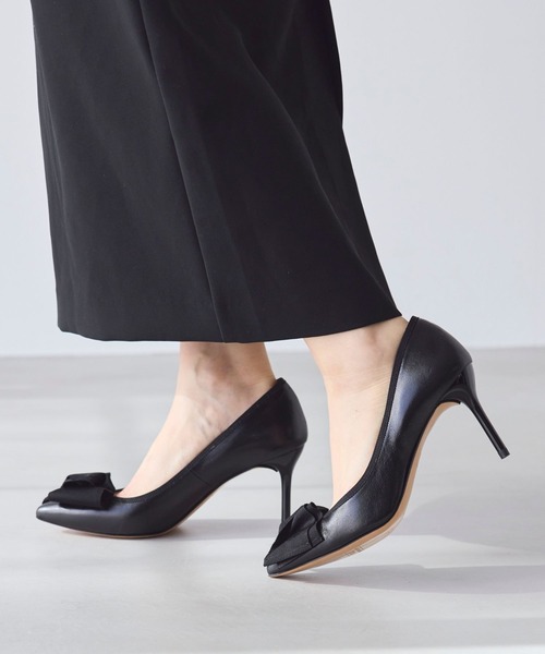 SEVEN TWELVE THIRTY(セヴントゥエルヴサーティー)の「LovelyWalkプラス ポインテッドリボンパンプス(パンプス・レディース・ブラック×ホワイト/ベージュ系その他/ブラック・22cm/22.5cm/23cm/23.5cm/24cm/24.5cm)」の2枚目の写真