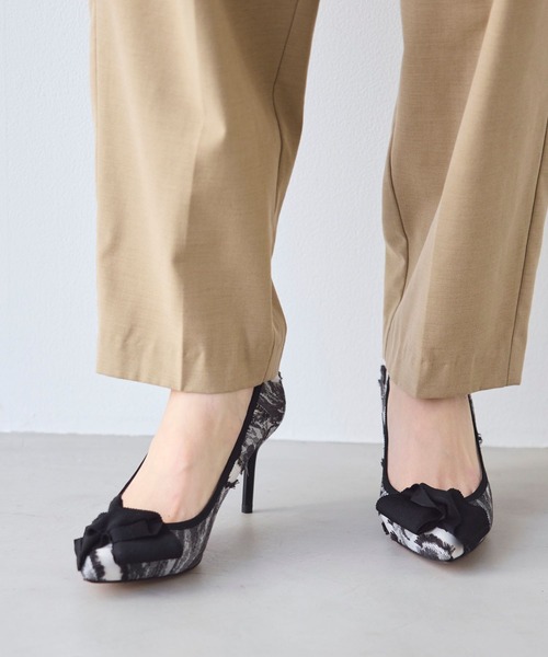 SEVEN TWELVE THIRTY(セヴントゥエルヴサーティー)の「LovelyWalkプラス ポインテッドリボンパンプス(パンプス・レディース・ブラック×ホワイト/ベージュ系その他/ブラック・22cm/22.5cm/23cm/23.5cm/24cm/24.5cm)」の11枚目の写真