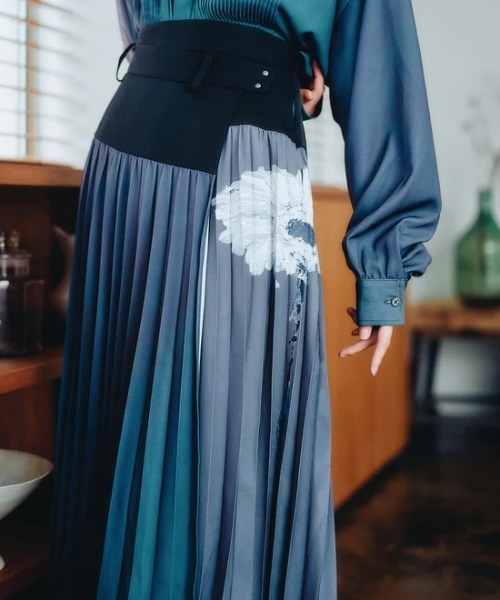 Etrarium(エトラリウム)の「Hana Pleats Skirt(スカート・レディース・ダークグリーン系/ピンク系その他・FREE)」の4枚目の写真