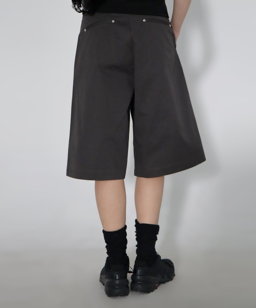 CHICKS（チックス）の「ツーピンタックワイドバミューダパンツチャコール（その他パンツ・レディース・チャコール・TWO/ONE）」の2枚目の写真