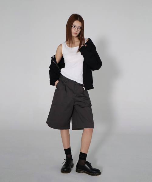 CHICKS（チックス）の「ツーピンタックワイドバミューダパンツチャコール（その他パンツ・レディース・チャコール・TWO/ONE）」の3枚目の写真