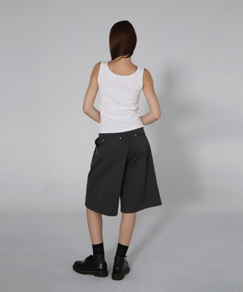 CHICKS（チックス）の「ツーピンタックワイドバミューダパンツチャコール（その他パンツ・レディース・チャコール・TWO/ONE）」の4枚目の写真