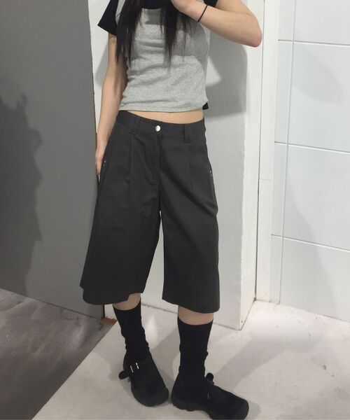CHICKS（チックス）の「ツーピンタックワイドバミューダパンツチャコール（その他パンツ・レディース・チャコール・TWO/ONE）」の5枚目の写真