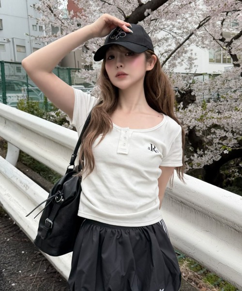 RAY CASSIN（レイカズン）の「【無地 / ボーダー】胸刺繍Uネックヘンリー半袖Tシャツ（Tシャツ/カットソー・レディース・ブラック/グレー系その他2/ホワイト/ホワイト系その他・FREE）」の2枚目の写真