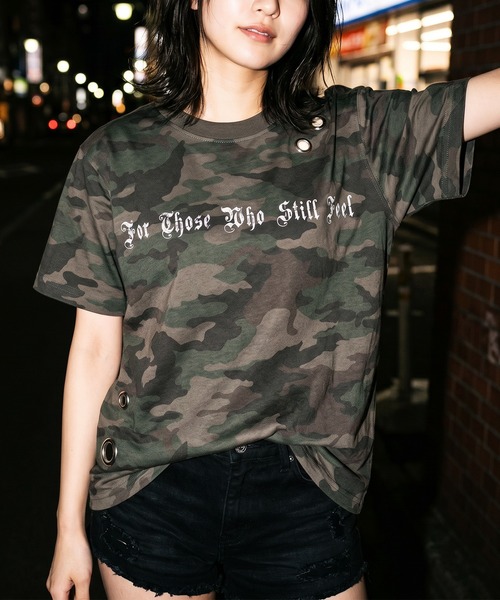 SlashDate(スラッシュデイト)の「【82】スプレー加工 カモフラ柄 アイレット ショート丈 クルーネックTシャツ/ユニセックス/レディース/メンズ(Tシャツ/カットソー・レディース・ブラック/ベージュ/カーキ/ピンク・S/M/L)」の4枚目の写真