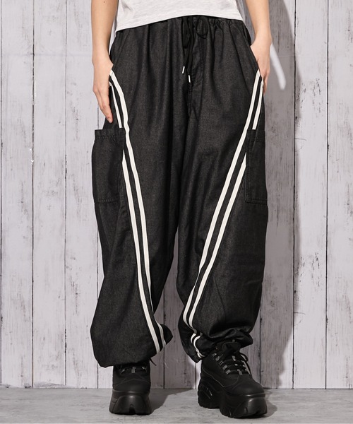 GORGE(ゴージ)の「《デニム×カーゴ×ライン》ワイドカーゴパンツ/ストリート/オールシーズン/全3色(カーゴパンツ・レディース・ブルー/サックスブルー/ブラック・F)」の4枚目の写真