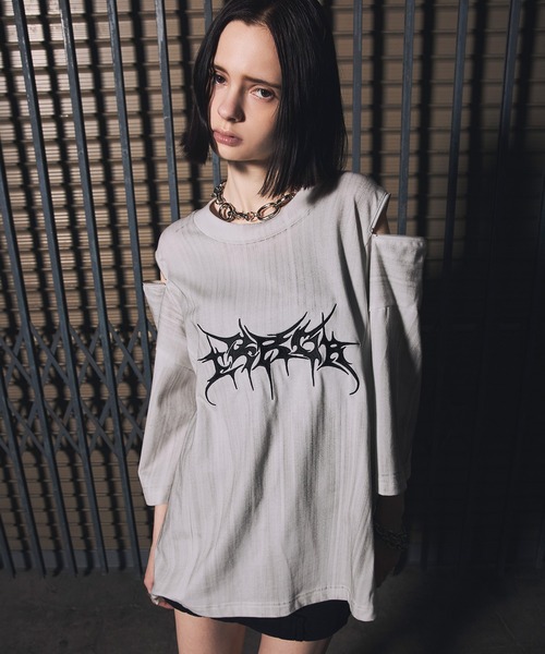 ERAR(エラー)の「【ERAR】ヴィンテージライクショルダーZIPトライバルロゴ刺繍Tシャツ(Tシャツ/カットソー・メンズ・ホワイト系1/ブラック系2/ブラック系1・XL/L/M/S)」の1枚目の写真
