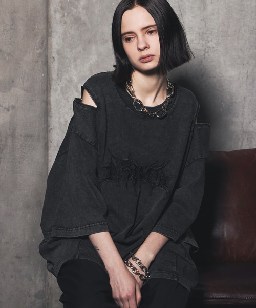 ERAR(エラー)の「【ERAR】ヴィンテージライクショルダーZIPトライバルロゴ刺繍Tシャツ(Tシャツ/カットソー・メンズ・ホワイト系1/ブラック系2/ブラック系1・XL/L/M/S)」の3枚目の写真