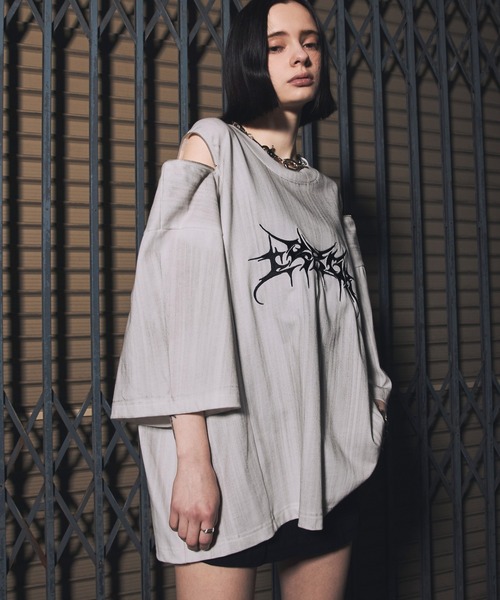ERAR(エラー)の「【ERAR】ヴィンテージライクショルダーZIPトライバルロゴ刺繍Tシャツ(Tシャツ/カットソー・メンズ・ホワイト系1/ブラック系2/ブラック系1・XL/L/M/S)」の4枚目の写真
