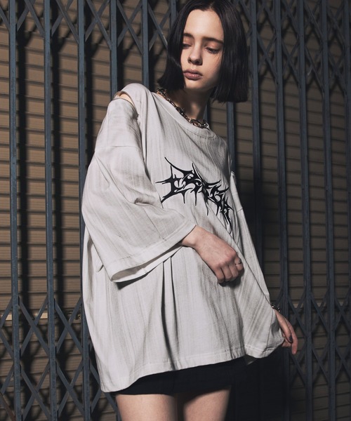 ERAR(エラー)の「【ERAR】ヴィンテージライクショルダーZIPトライバルロゴ刺繍Tシャツ(Tシャツ/カットソー・メンズ・ホワイト系1/ブラック系2/ブラック系1・XL/L/M/S)」の6枚目の写真