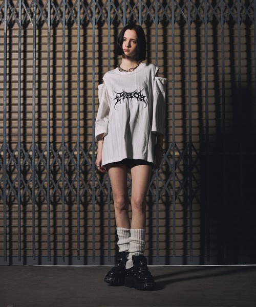 ERAR(エラー)の「【ERAR】ヴィンテージライクショルダーZIPトライバルロゴ刺繍Tシャツ(Tシャツ/カットソー・メンズ・ホワイト系1/ブラック系2/ブラック系1・XL/L/M/S)」の9枚目の写真