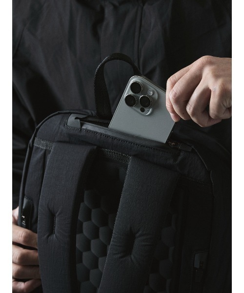 WEXLEY(ウェクスレイ)の「STEM / 20L Daypack Crinckle Nylon(ビジネスバッグ・メンズ・ブラック・ONE SIZE)」の19枚目の写真