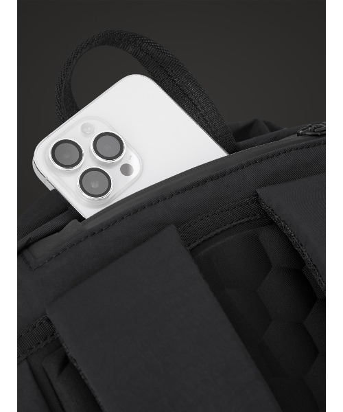 WEXLEY(ウェクスレイ)の「STEM / 20L Daypack Crinckle Nylon(ビジネスバッグ・メンズ・ブラック・ONE SIZE)」の9枚目の写真