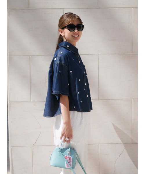 BeBeoD（べベッド）の「ハート刺繍デニムショートシャツ（シャツ/ブラウス・レディース・ブルー/ネイビー・フリー）」の3枚目の写真