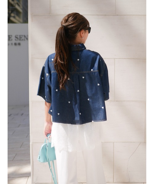 BeBeoD（べベッド）の「ハート刺繍デニムショートシャツ（シャツ/ブラウス・レディース・ブルー/ネイビー・フリー）」の4枚目の写真