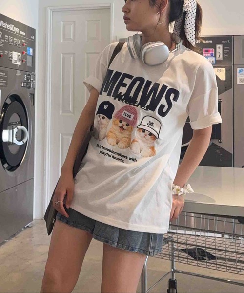 AS KNOW AS plus(アズノゥアズプラス)の「〇リアル猫ならびプリント おめかしオーバーサイズ半袖Tシャツ【UNISEX ITEM】(Tシャツ/カットソー・レディース・チャコールグレー/オフホワイト/オートミール/ブラック/ホワイト系/サックスブルー系/ベージュ系・FREE)」の3枚目の写真