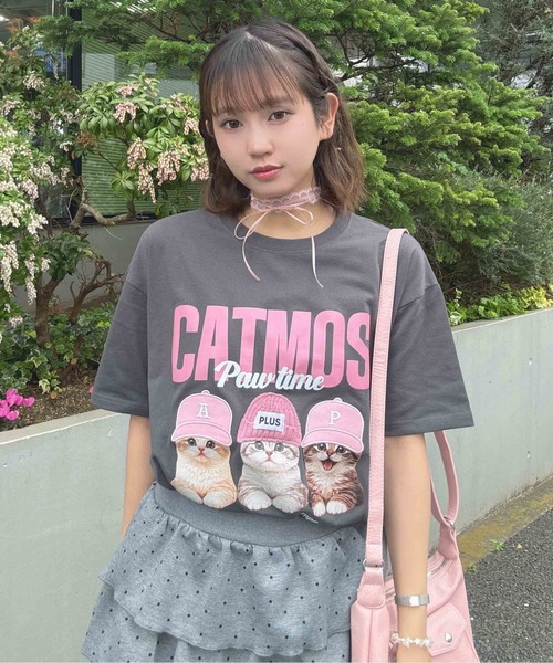 AS KNOW AS plus(アズノゥアズプラス)の「〇リアル猫ならびプリント おめかしオーバーサイズ半袖Tシャツ【UNISEX ITEM】(Tシャツ/カットソー・レディース・チャコールグレー/オフホワイト/オートミール/ブラック/ホワイト系/サックスブルー系/ベージュ系・FREE)」の1枚目の写真