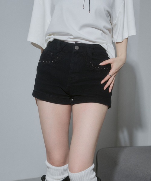 ENVYM(アンビー)の「スタッズコンパクトショートパンツ(その他パンツ・レディース・ブラック/カーキ・MEDIUM/SMALL)」の1枚目の写真