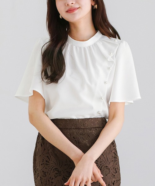 WHITE JOOLA(ホワイトジョーラ)の「【 着るだけで華やぐ 】 サマーメランジクロス・アシメフリルパールブラウス(シャツ/ブラウス・レディース・ホワイト/サックスブルー/グレイッシュベージュ・L/M/S)」の2枚目の写真