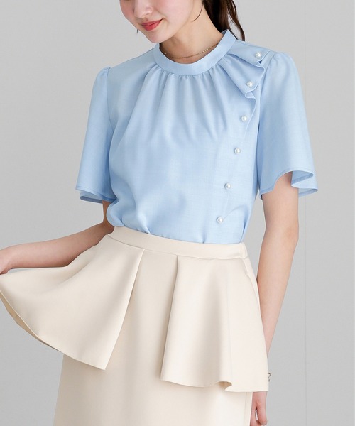 WHITE JOOLA(ホワイトジョーラ)の「【 着るだけで華やぐ 】 サマーメランジクロス・アシメフリルパールブラウス(シャツ/ブラウス・レディース・ホワイト/サックスブルー/グレイッシュベージュ・L/M/S)」の1枚目の写真