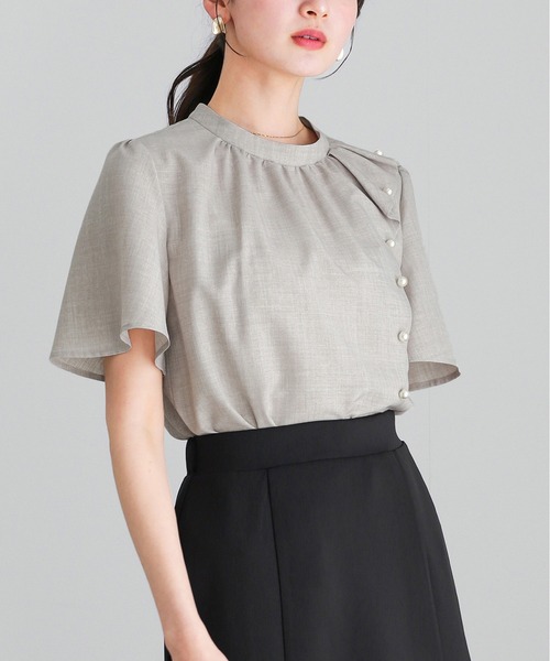 WHITE JOOLA(ホワイトジョーラ)の「【 着るだけで華やぐ 】 サマーメランジクロス・アシメフリルパールブラウス(シャツ/ブラウス・レディース・ホワイト/サックスブルー/グレイッシュベージュ・L/M/S)」の3枚目の写真