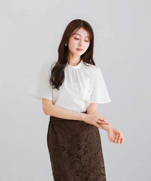 WHITE JOOLA(ホワイトジョーラ)の「【 着るだけで華やぐ 】 サマーメランジクロス・アシメフリルパールブラウス(シャツ/ブラウス・レディース・ホワイト/サックスブルー/グレイッシュベージュ・L/M/S)」の4枚目の写真