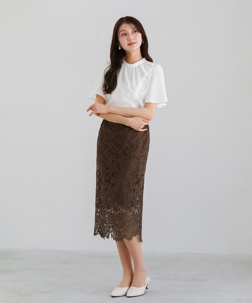 WHITE JOOLA(ホワイトジョーラ)の「【 着るだけで華やぐ 】 サマーメランジクロス・アシメフリルパールブラウス(シャツ/ブラウス・レディース・ホワイト/サックスブルー/グレイッシュベージュ・L/M/S)」の5枚目の写真