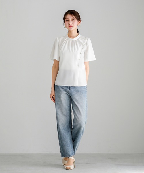 WHITE JOOLA(ホワイトジョーラ)の「【 着るだけで華やぐ 】 サマーメランジクロス・アシメフリルパールブラウス(シャツ/ブラウス・レディース・ホワイト/サックスブルー/グレイッシュベージュ・L/M/S)」の6枚目の写真