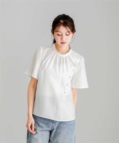 WHITE JOOLA(ホワイトジョーラ)の「【 着るだけで華やぐ 】 サマーメランジクロス・アシメフリルパールブラウス(シャツ/ブラウス・レディース・ホワイト/サックスブルー/グレイッシュベージュ・L/M/S)」の7枚目の写真
