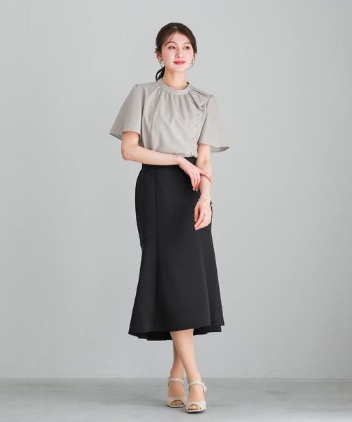 WHITE JOOLA(ホワイトジョーラ)の「【 着るだけで華やぐ 】 サマーメランジクロス・アシメフリルパールブラウス(シャツ/ブラウス・レディース・ホワイト/サックスブルー/グレイッシュベージュ・L/M/S)」の14枚目の写真