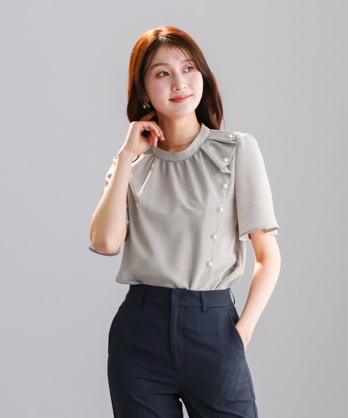 WHITE JOOLA(ホワイトジョーラ)の「【 着るだけで華やぐ 】 サマーメランジクロス・アシメフリルパールブラウス(シャツ/ブラウス・レディース・ホワイト/サックスブルー/グレイッシュベージュ・L/M/S)」の16枚目の写真