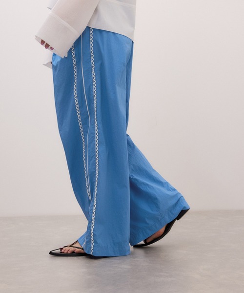 ADAM ET ROPE'（アダムエロペ）の「【サステナブル】サイドレース撥水ナイロンパンツ（その他パンツ・レディース・ベージュ系その他/ブラック/ブルー・38/36）」の20枚目の写真