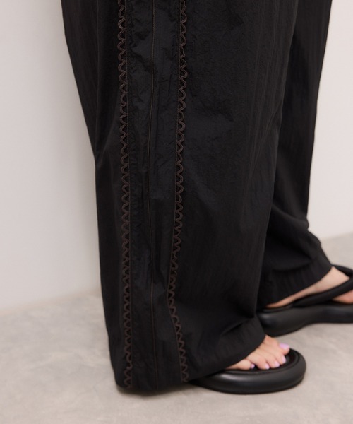 ADAM ET ROPE'（アダムエロペ）の「【サステナブル】サイドレース撥水ナイロンパンツ（その他パンツ・レディース・ベージュ系その他/ブラック/ブルー・38/36）」の13枚目の写真