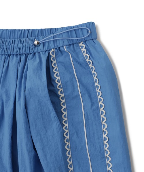 ADAM ET ROPE'（アダムエロペ）の「【サステナブル】サイドレース撥水ナイロンパンツ（その他パンツ・レディース・ベージュ系その他/ブラック/ブルー・38/36）」の18枚目の写真