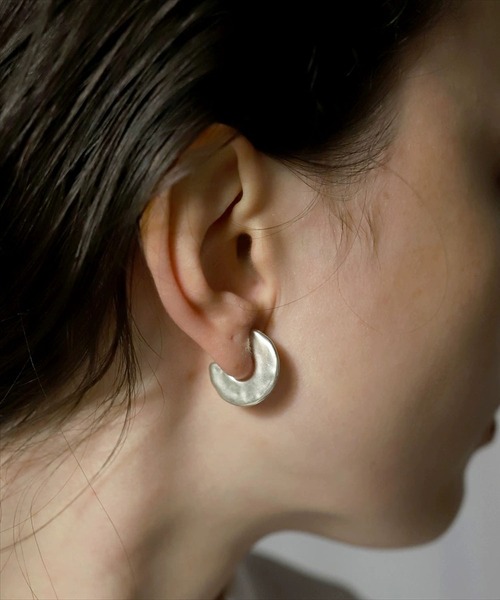 LA VORAGINE(ラ ヴォラジネ)の「マットハーフリングピアス レディース シンプル トレンド(ピアス(両耳用)・レディース・シルバー・FREE)」の1枚目の写真