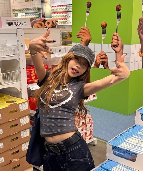 AsheKsha(アシクシャ)の「星柄フルプリントショルダーパッド半袖Tシャツ(Tシャツ/カットソー・レディース・グレー・M)」の10枚目の写真