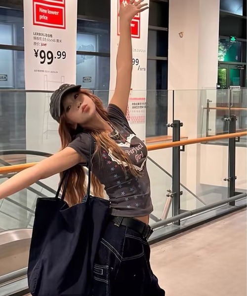 AsheKsha(アシクシャ)の「星柄フルプリントショルダーパッド半袖Tシャツ(Tシャツ/カットソー・レディース・グレー・M)」の5枚目の写真