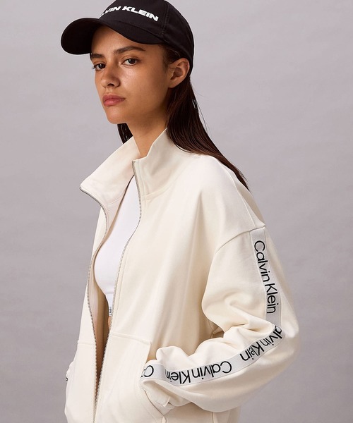 Calvin Klein（カルバン・クライン）の「ロゴテープフルシップジャケット（スウェット・レディース・オフホワイト/ネイビー・XS/M/S）」の16枚目の写真