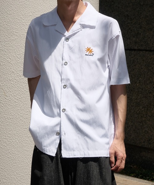 Perushu（ペルーシュ）の「FLOWER EMBROIDERED OPEN COLLAR SHIRT／フラワー刺繍オープンカラーシャツ（シャツ/ブラウス・メンズ・オフホワイト/ピンク/ブルー・LARGE/MEDIUM）」の2枚目の写真