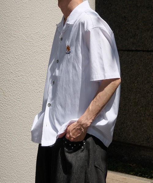 Perushu（ペルーシュ）の「FLOWER EMBROIDERED OPEN COLLAR SHIRT／フラワー刺繍オープンカラーシャツ（シャツ/ブラウス・メンズ・オフホワイト/ピンク/ブルー・LARGE/MEDIUM）」の4枚目の写真