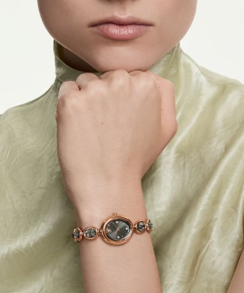 SWAROVSKI(スワロフスキー)の「【公式】【スワロフスキー】Imber oval ウォッチ, スイス製, メタルブレスレット, ブラック, ローズゴールドトーン仕上げ(デジタル腕時計・レディース・ゴールド系・ONE SIZE)」の2枚目の写真