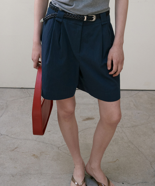 SIGREAT(シグレート)の「ツーピンタックバミューダショーツ_ネイビー(その他パンツ・レディース・ネイビー・SMALL/MEDIUM)」の2枚目の写真