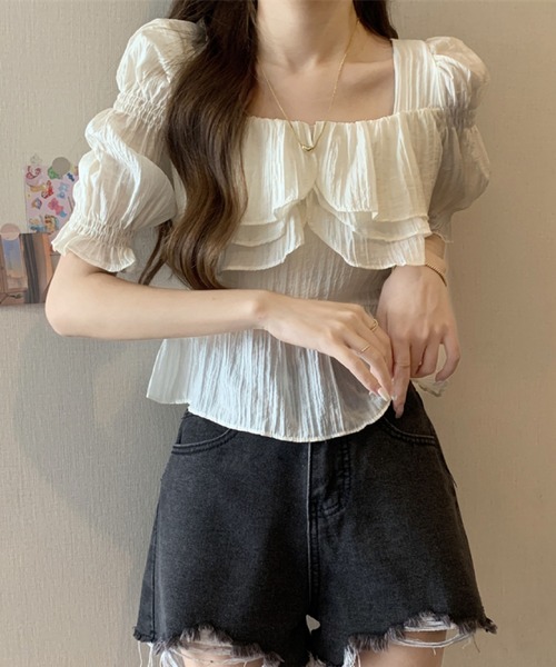 2ly2(トゥーリートゥー)の「フリル×シャーリングのスクエアネックブラウス(シャツ/ブラウス・レディース・アイボリー/ホワイト・FREE)」の4枚目の写真