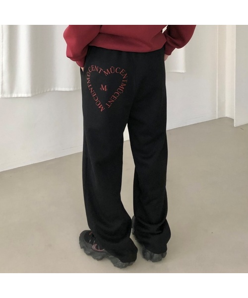 MUCENT(ムセント)の「シグニチャーハートレタリングバックロゴスウェットパンツ 男女共用 (2カラー)(スウェットパンツ・レディース・ブラック/グレー・S/L/SMALL/LARGE)」の1枚目の写真