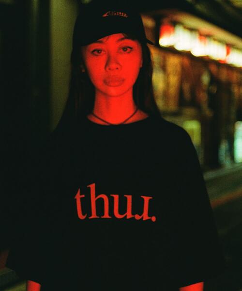URBAN RESEARCH(アーバンリサーチ)の「thur. logo SHORT-SLEEVE T-SHIRTS(Tシャツ/カットソー・メンズ・ブラック・LARGE/X-LARGE/MEDIUM)」の2枚目の写真